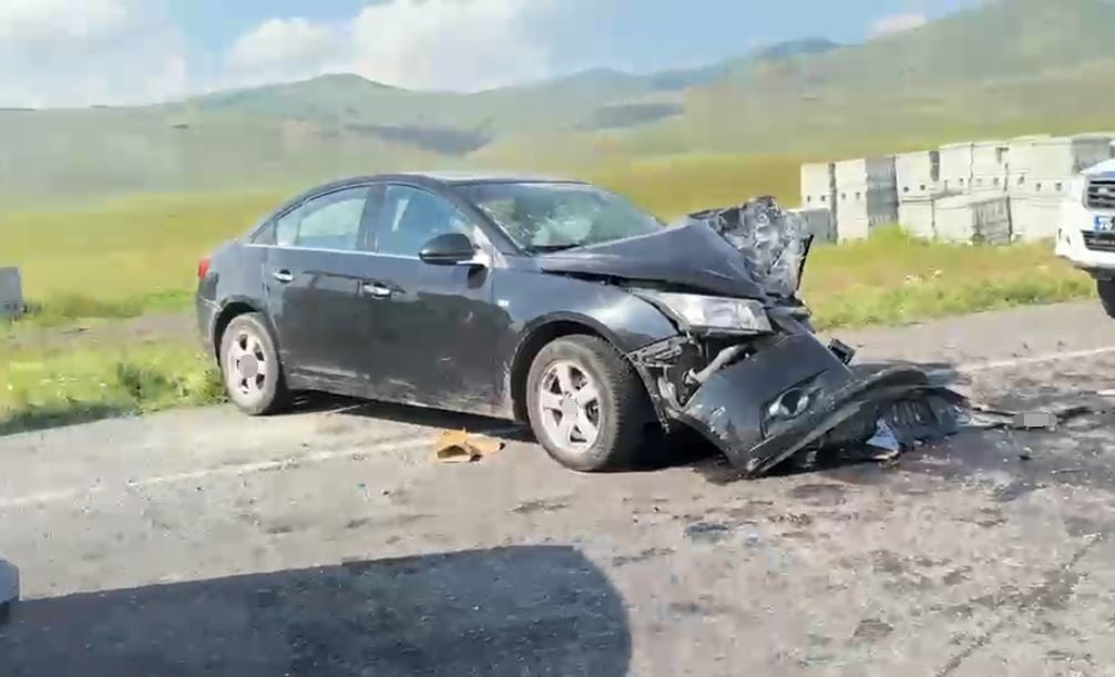 ARDAHAN'DA PANELVAN İLE OTOMOBİLİN ÇARPIŞTIĞI TRAFİK KAZASINDA 7 KİŞİ YARALANDI.