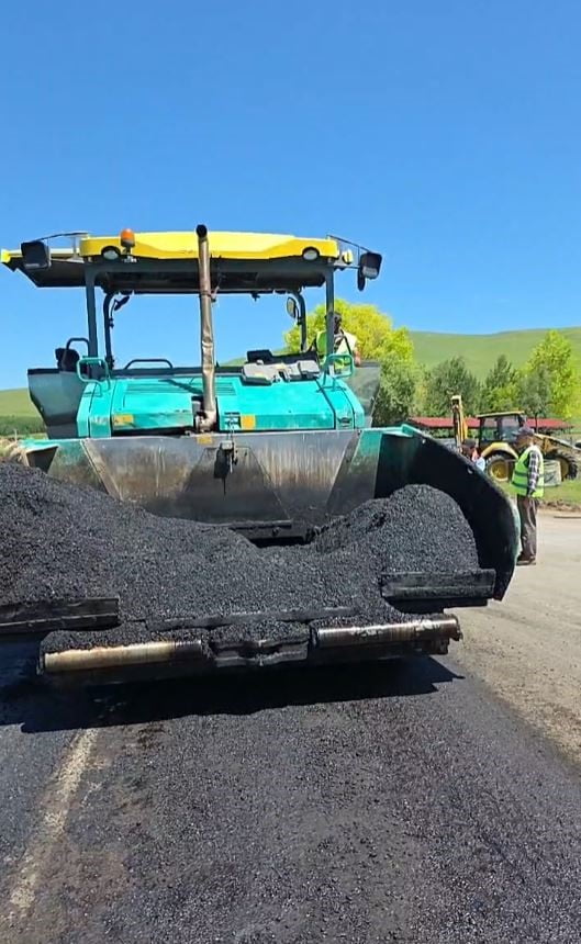 ARDAHAN'DA SICAK ASFALT SEFERBERLİĞİ. (OLGUN YILDIZ/ARDAHAN-İHA)
