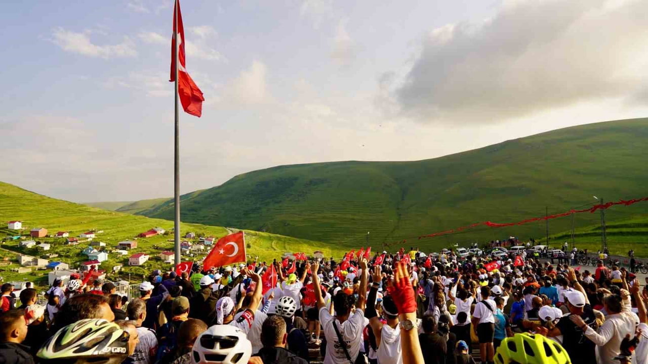 ARDAHAN'IN DAMAL İLÇESİNDE DÜZENLENEN GELENEKSEL ATATÜRK'ÜN İZİNDE VE GÖLGESİNDE DAMAL...