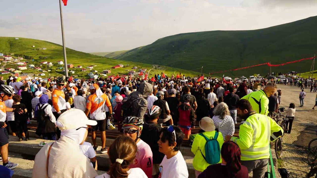 ARDAHAN'IN DAMAL İLÇESİNDE DÜZENLENEN GELENEKSEL ATATÜRK'ÜN İZİNDE VE GÖLGESİNDE DAMAL...