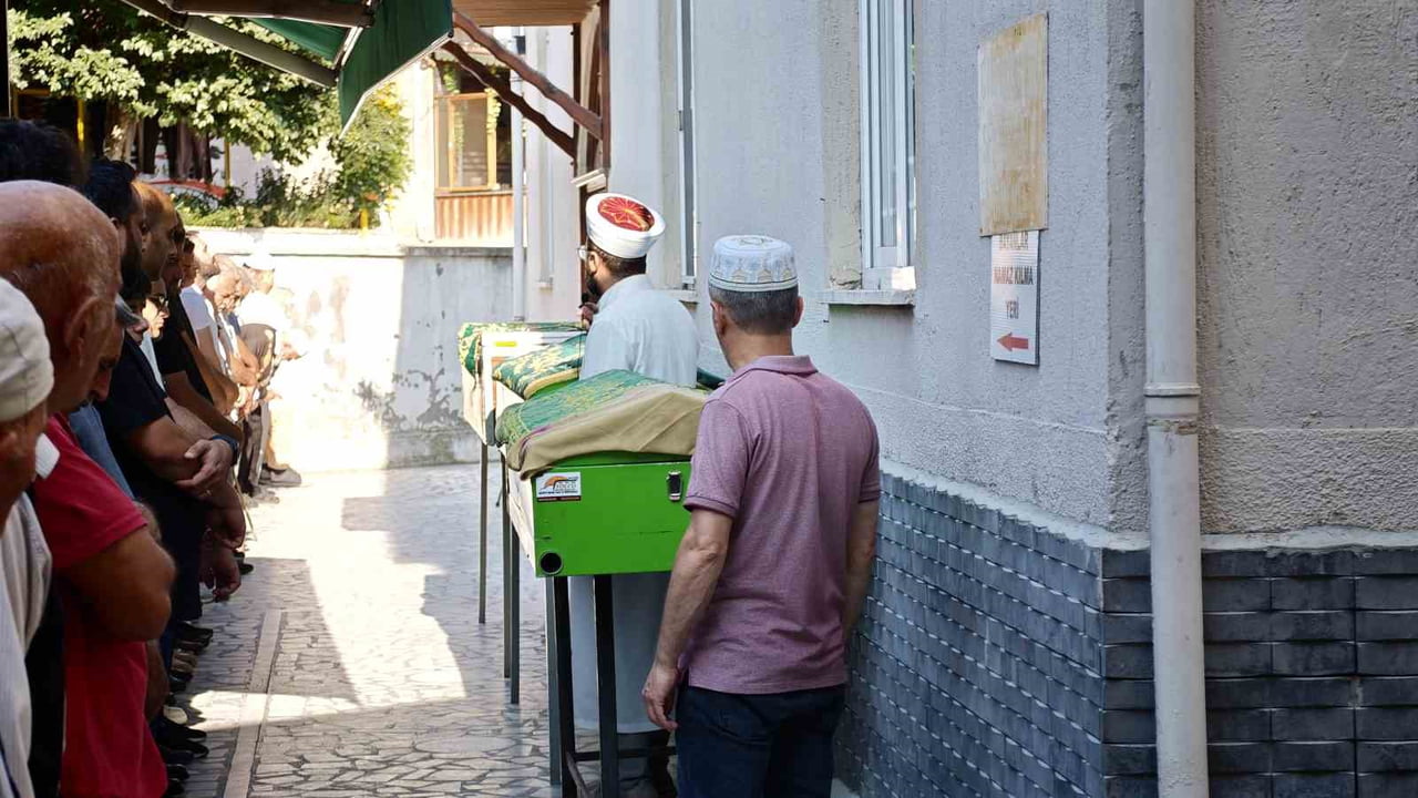 ARDAHAN-ARDANUÇ KARA YOLUNDA MEYDANA GELEN TRAFİK KAZASINDA HAYATINI KAYBEDEN 4 KİŞİ, MEMLEKETLERİ...