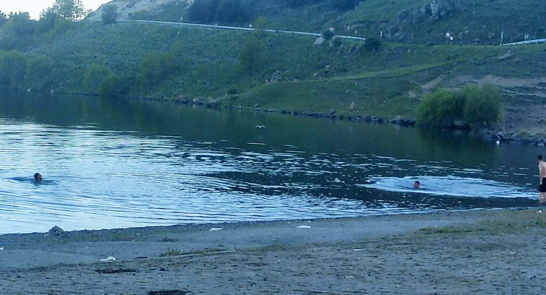 ARDAHAN’DA HAVA SICAKLIKLARININ MEVSİM NORMALLERİNİN ÜZERİNE ÇIKMASIYLA BİRLİKTE GENÇLERİN...