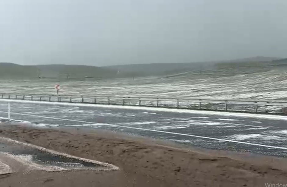 ARDAHANDA SAĞANAK VE DOLU YAĞIŞI SONRASI DAĞLAR BEYAZA BÜRÜNDÜ. YOL ULAŞIMA KAPANDI.