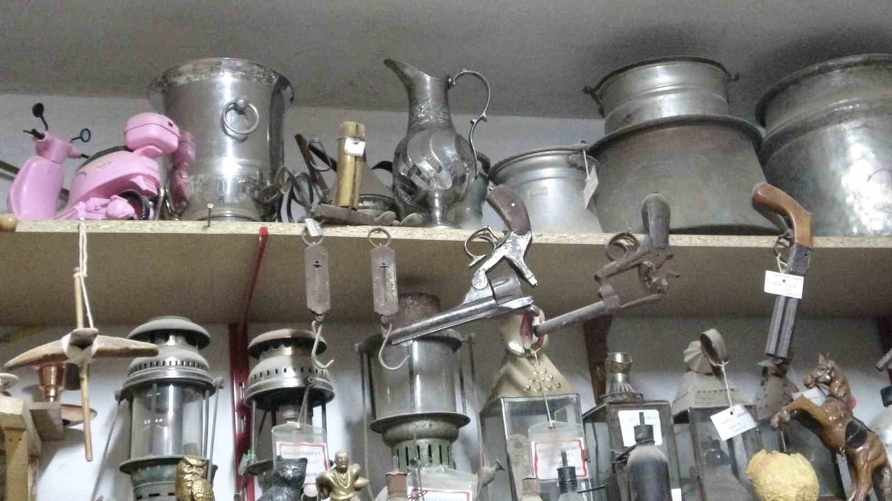 ARKADAŞLARI TARAFINDAN HEDİYE EDİLMİŞ EŞYALAR