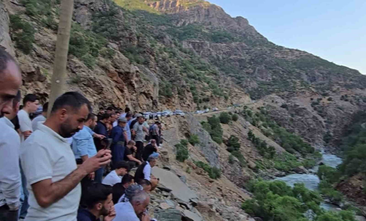 ARKADAŞLARIYLA BİRLİKTE TAŞARASI KÖYÜ KOMATO BÖLGESİNE PİKNİĞE GİDEN HAKAN SAK (27), SERİNLEMEK...
