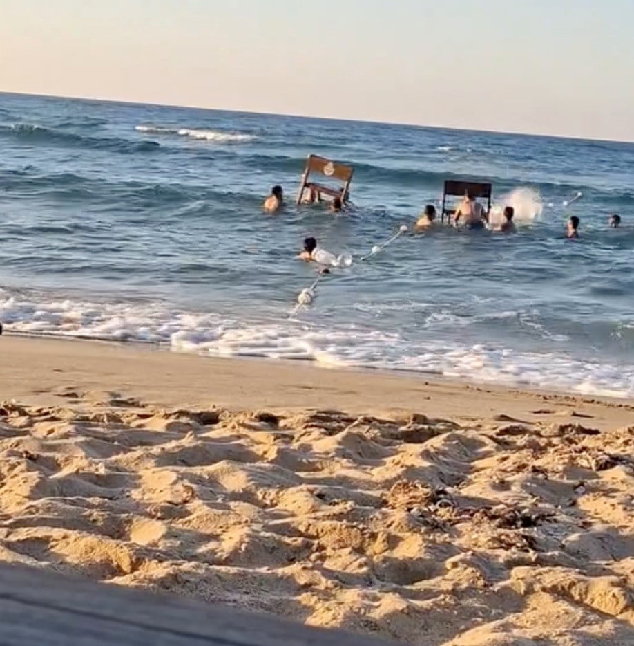 ARNAVUTKÖY'DE BİR GRUP, CANKURTARANLARIN KULLANDIĞI GÖZETLEME KULESİNİ YERİNDEN SÖKEREK DENİZE...