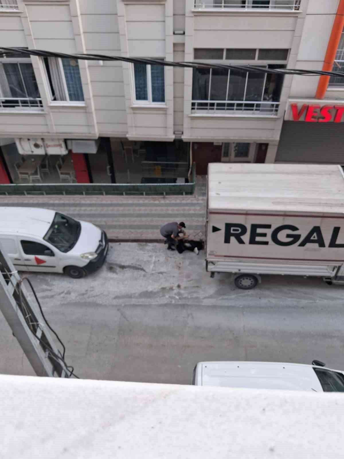 ARNAVUTKÖY'DE BİR ŞAHIS, İDDİAYA GÖRE ALKOLÜN ETKİSİYLE KAFASINI DEFALARCA PARK HALİNDEKİ...