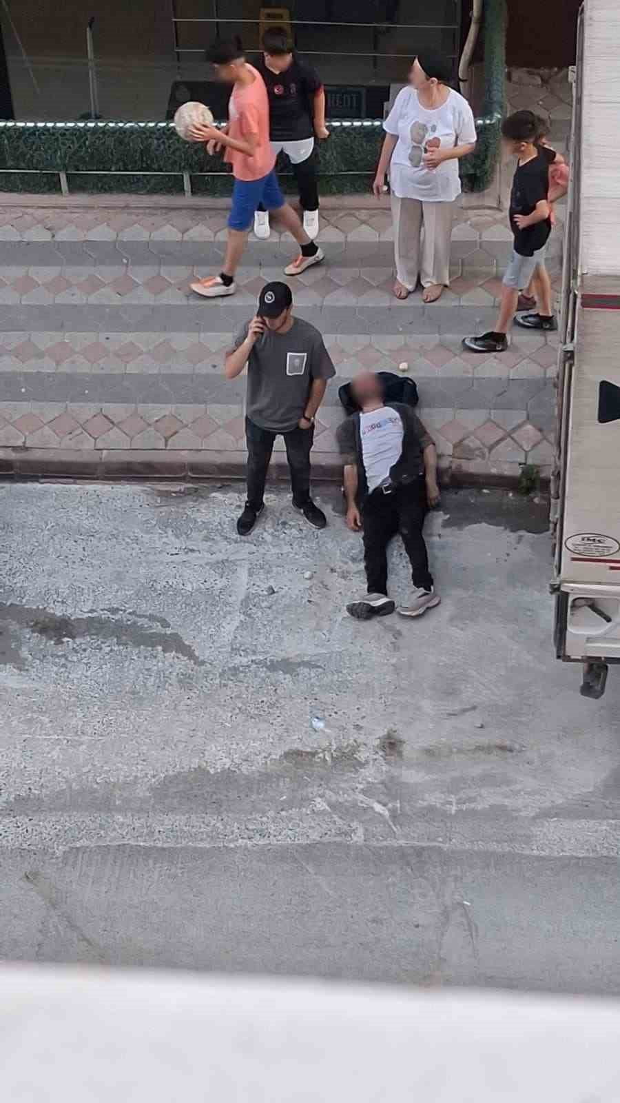 ARNAVUTKÖY'DE BİR ŞAHIS, İDDİAYA GÖRE ALKOLÜN ETKİSİYLE KAFASINI DEFALARCA PARK HALİNDEKİ...