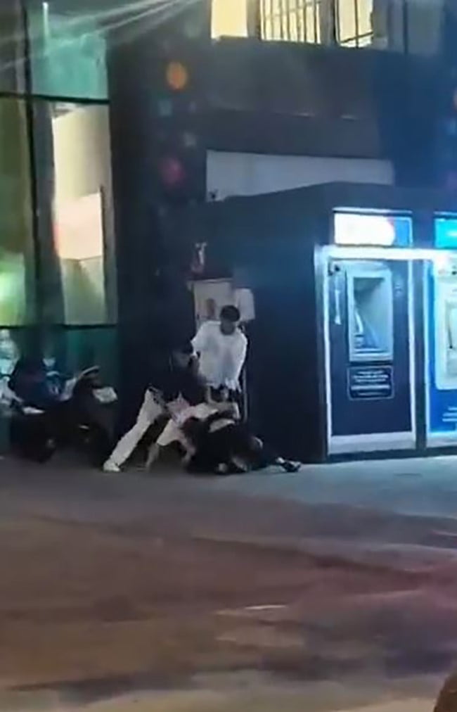 ARNAVUTKÖY'DE ÇIKAN KAVGADA BİR KİŞİ, TARTIŞTIĞI GRUP TARAFINDAN YERE YATIRILARAK DARBEDİLDİ....