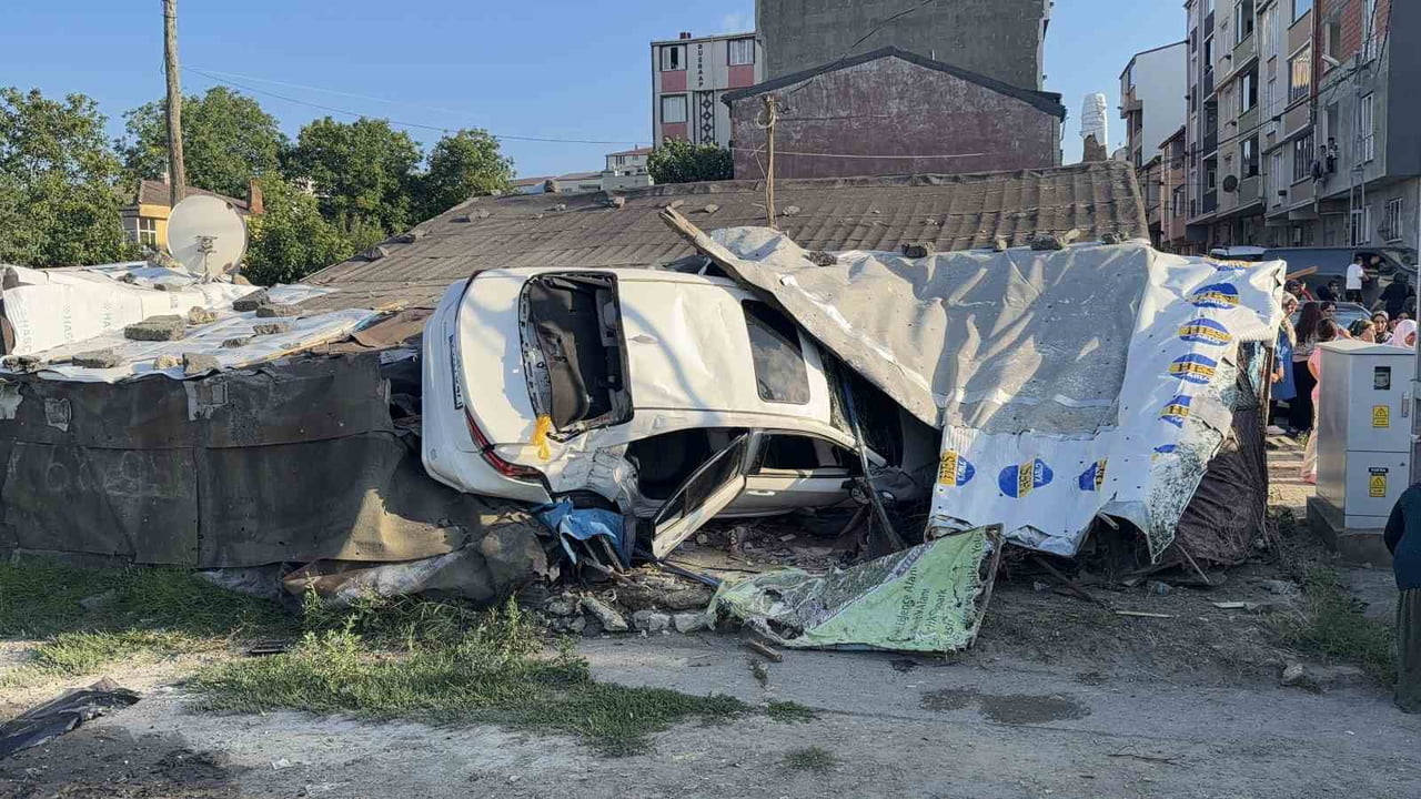 ARNAVUTKÖY'DE KONTROLDEN ÇIKAN OTOMOBİL, YOL KENARINDA BULUNAN MÜSTAKİL EVE DALDI. KAZADA...