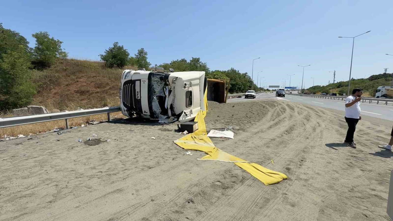 ARNAVUTKÖY'DE KUM YÜKLÜ HAFRİYAT KAMYONU, ÖNÜNDE SEYREDEN VIP TAŞIMACILIK YAPAN SERVİS MİNİBÜSÜNE...
