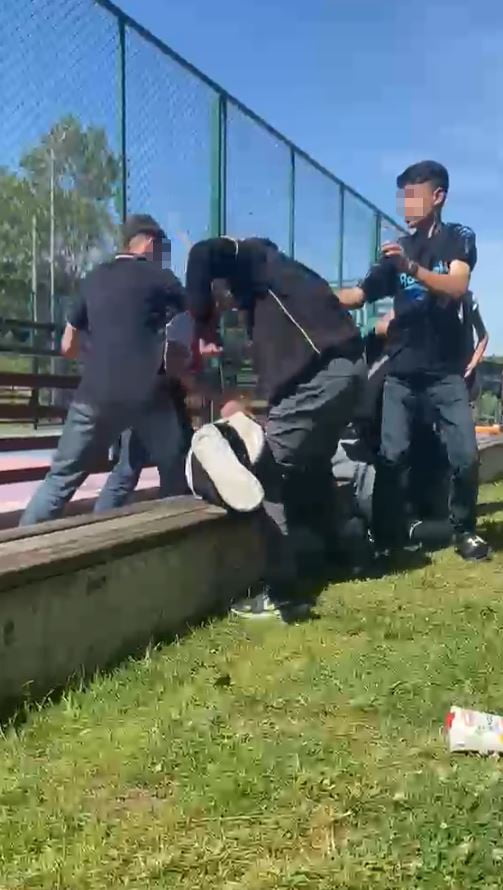 ARNAVUTKÖY'TA "UÇURUM PARKI" OLARAK BİLİNEN ALANDA YAŞLARI 18’DEN KÜÇÜK OLDUĞU BELİRTİLEN ÇOCUKLAR...