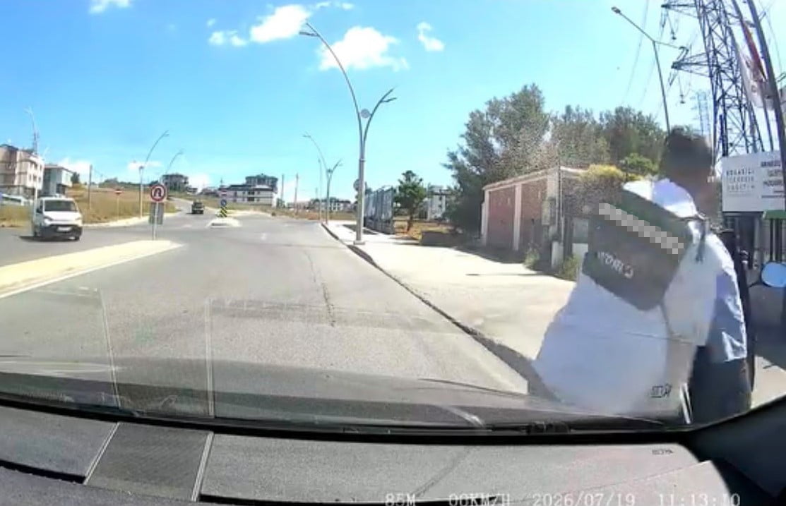ARNAVUTKÖY’DE TRAFİKTE SEYİR HALİNDEYKEN CEP TELEFONUYLA OYNAYAN MOTOSİKLETLİYİ UYARAN OTOMOBİL...