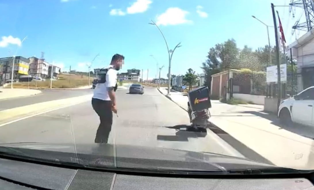 ARNAVUTKÖY’DE TRAFİKTE SEYİR HALİNDEYKEN CEP TELEFONUYLA OYNAYAN MOTOSİKLETLİYİ UYARAN OTOMOBİL...