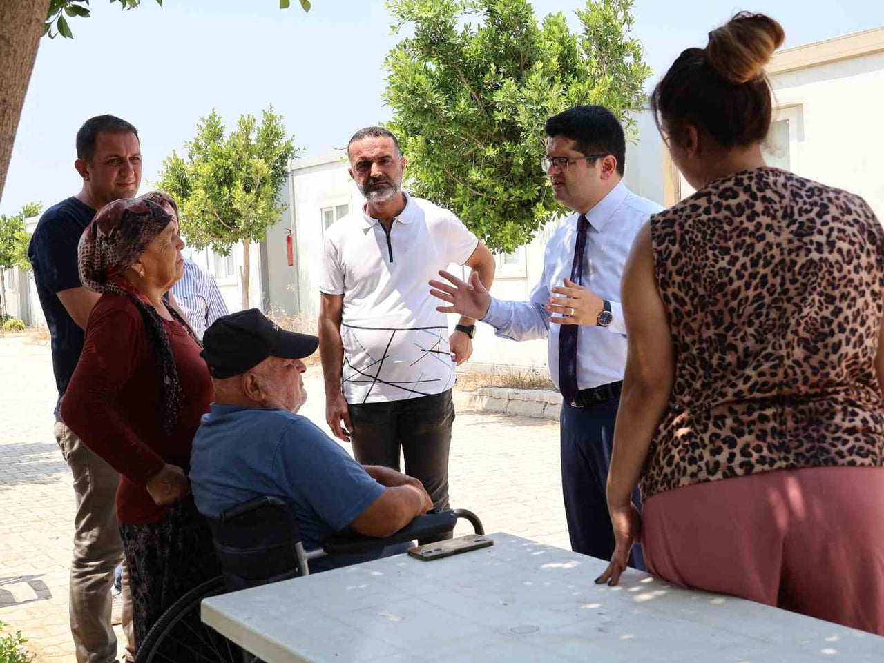 ARSUZ KAYMAKAMI FATİH EROĞLU, ARSUZ–BODRUM KARDEŞLİK GEÇİCİ KONAKLAMA MERKEZİ’NDE VATANDAŞLARLA...