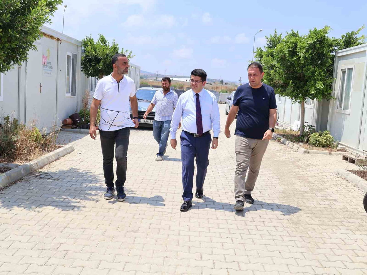 ARSUZ KAYMAKAMI FATİH EROĞLU, ARSUZ–BODRUM KARDEŞLİK GEÇİCİ KONAKLAMA MERKEZİ’NDE VATANDAŞLARLA...