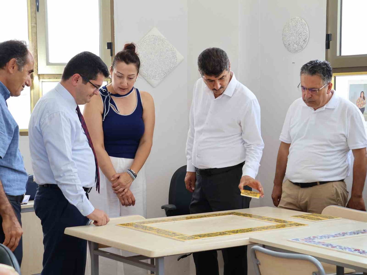 ARSUZ KAYMAKAMI FATİH EROĞLU, HALK EĞİTİMİ MERKEZİ’NDE YÜRÜTÜLEN ÇİNİ KURSUNU ZİYARET EDEREK...