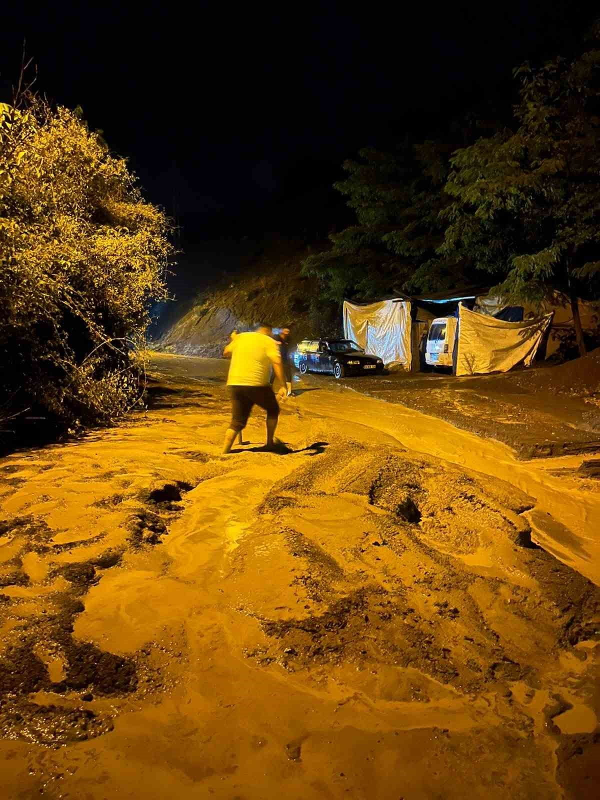 ARTVİN'DE GECE SAATLERİNDE ETKİLİ OLAN SAĞANAK YAĞIŞ, ARDANUÇ İLÇESİN DA TAŞKINLARA NEDEN OLDU....