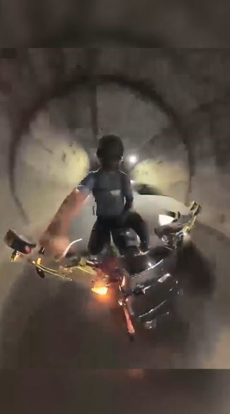 ARTVİN'DE TÜNEL İÇİNDE ŞERİT İHLALİ YAPAN OTOMOBİL, AYNI YÖNDE SEYREDEN MOTOSİKLETİN TEMAS ETTİ. O...