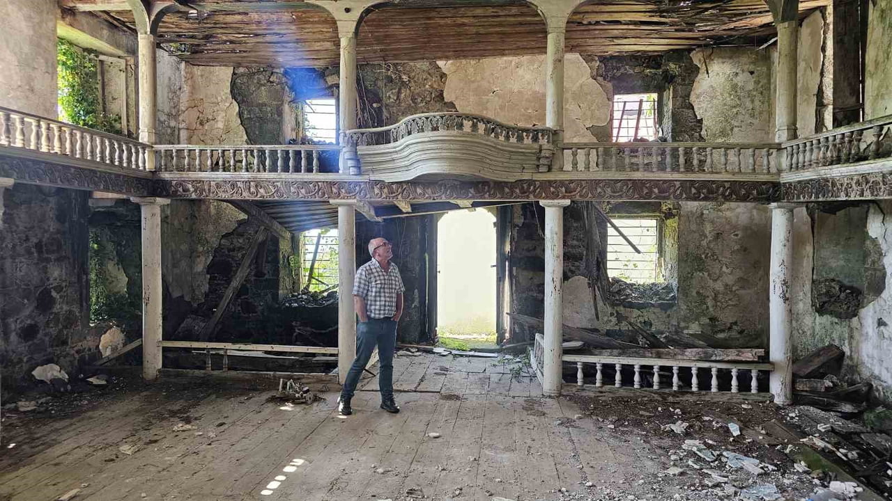 ARTVİN'DE YAKLAŞIK 175 YILLIK TARİHİ CAMİ, ARADAN GEÇEN YILLARA RAĞMEN RESTORE EDİLMEYİ...