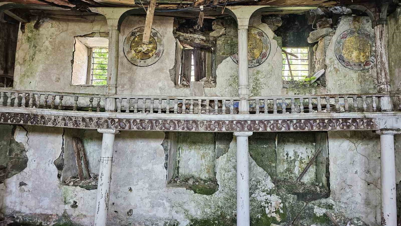 ARTVİN'DE YAKLAŞIK 175 YILLIK TARİHİ CAMİ, ARADAN GEÇEN YILLARA RAĞMEN RESTORE EDİLMEYİ...