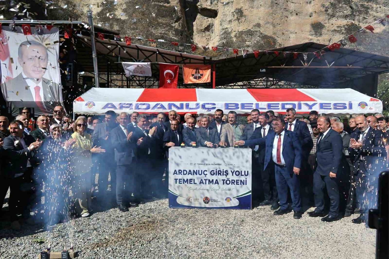 ARTVİN'İN ARDANUÇ İLÇESİNDE ULAŞIMI DAHA GÜVENLİ HALE GETİRECEK VE İLÇE GİRİŞİNE MODERN BİR...