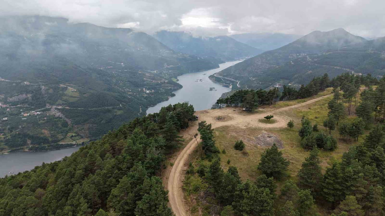 ARTVİN'İN BORÇKA İLÇESİNE BAĞLI ADAGÜL KÖYÜ'NDE ZİRVEDEN İZLENEN ÇORUH VADİSİ, KAFES BALIK...