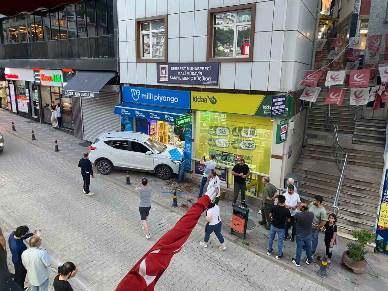 ARTVİN’DE OTOPARKTAN ÇIKIŞ YAPAN OTOMOBİL, SÜRÜCÜSÜNÜN KONTROLÜNDEN ÇIKARAK BİR İŞ YERİNİN...