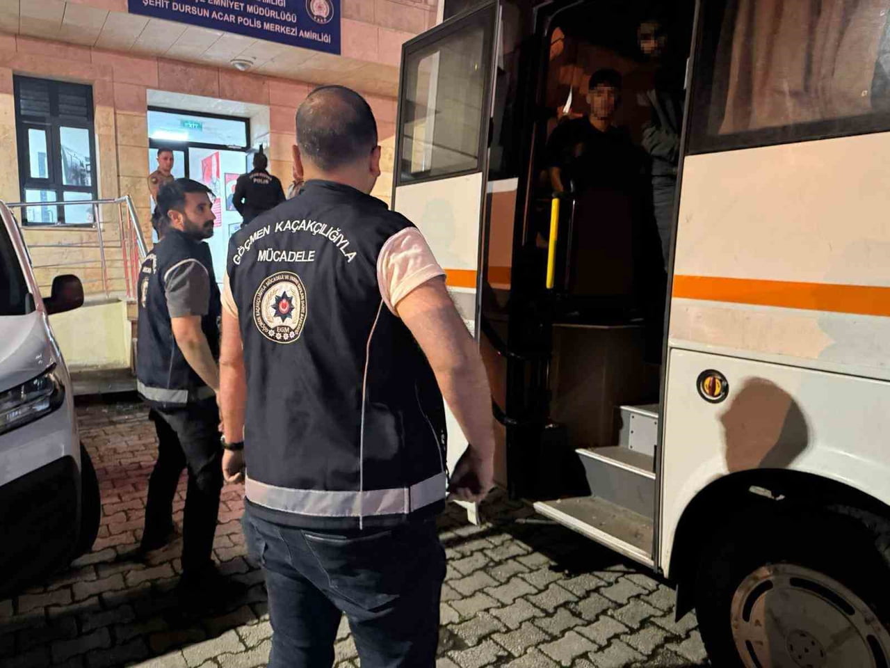 ARTVİN’DE POLİS EKİPLERİNCE KAÇAK GÖÇMENLERE YÖNELİK DÜZENLENEN OPERASYONDA, AFGANİSTAN UYRUKLU 56...