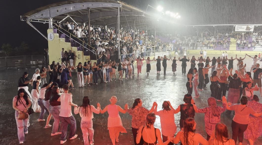 ARTVİN’İN HOPA İLÇESİNDE DÜZENLENEN KONSERDE ANİDEN BASTIRAN SAĞANAK YAĞMURA YAKALANAN...