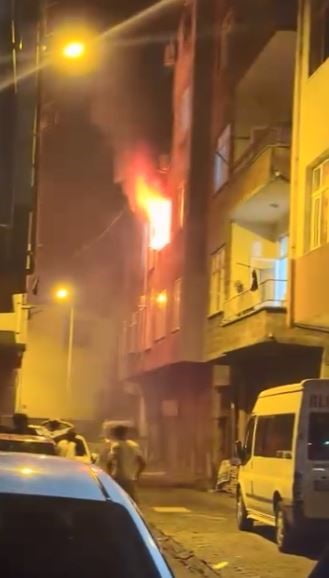 ARTVİN’İN HOPA İLÇESİNDE GECE SAATLERİNDE BİR EVDE ÇIKAN YANGIN, İTFAİYE EKİPLERİNİN MÜDAHALESİYLE...