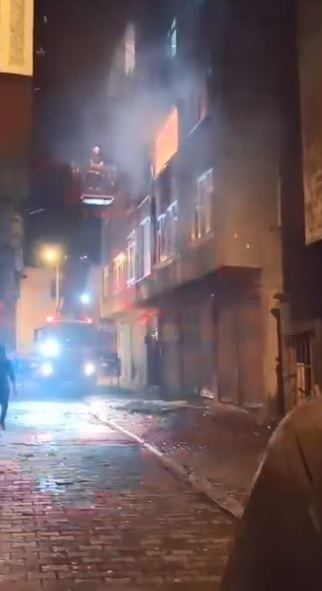 ARTVİN’İN HOPA İLÇESİNDE GECE SAATLERİNDE BİR EVDE ÇIKAN YANGIN, İTFAİYE EKİPLERİNİN MÜDAHALESİYLE...