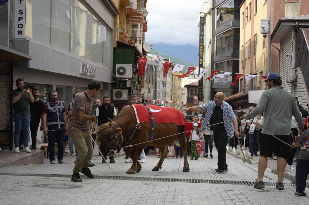ARTVİN’İN SİMGELERİNDEN BİRİ HALİNE GELEN KAFKASÖR KÜLTÜR, TURİZM VE SANAT FESTİVALİ’NİN...