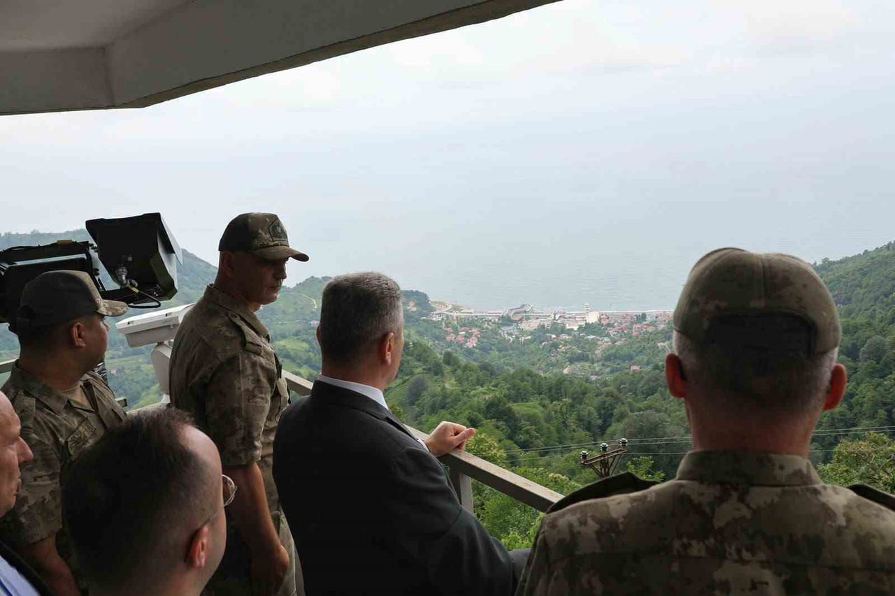 ARTVİN VALİSİ TURAN ERGÜN, GÜRCİSTAN'A SIFIR NOKTASINDAKİ YOLBAŞI HUDUT TAKIM KARAKOLU İLE SARP...