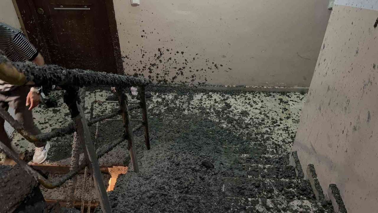 ASANSÖR BOŞLUĞU İLE YAN CEPHE DUVARININ YIKILMASI SONUCU YÜZLERCE KİLOGRAM BETON BİNA İÇERİSİNE...