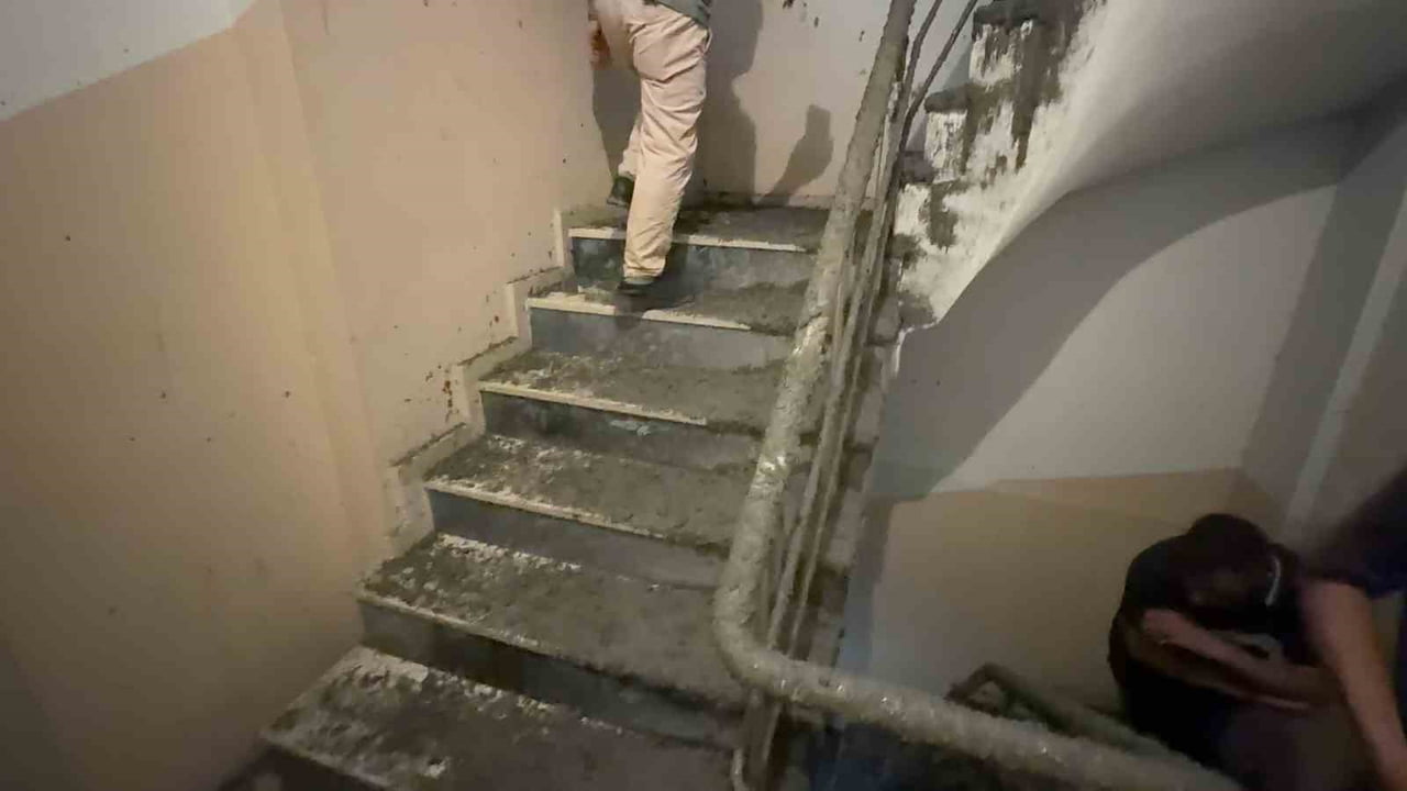 ASANSÖR BOŞLUĞU İLE YAN CEPHE DUVARININ YIKILMASI SONUCU YÜZLERCE KİLOGRAM BETON BİNA İÇERİSİNE...
