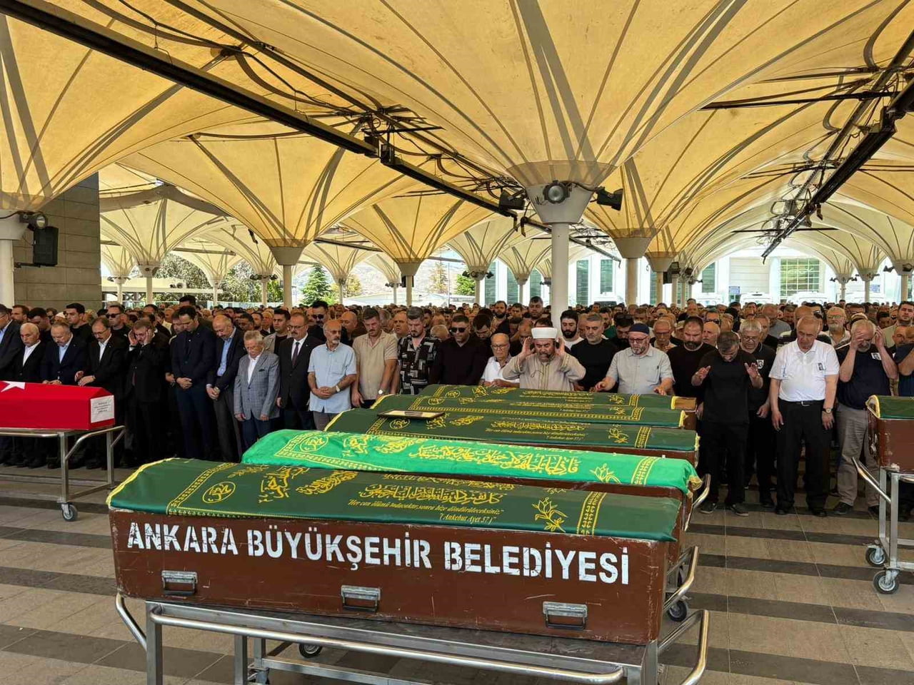 AŞIK İÇİN KARŞIYAKA MEZARLIĞI'NDA YER ALAN AHMET EFENDİ CAMİ'SİNDE ÖĞLE NAMAZINI MÜTEAKİP CENAZE...