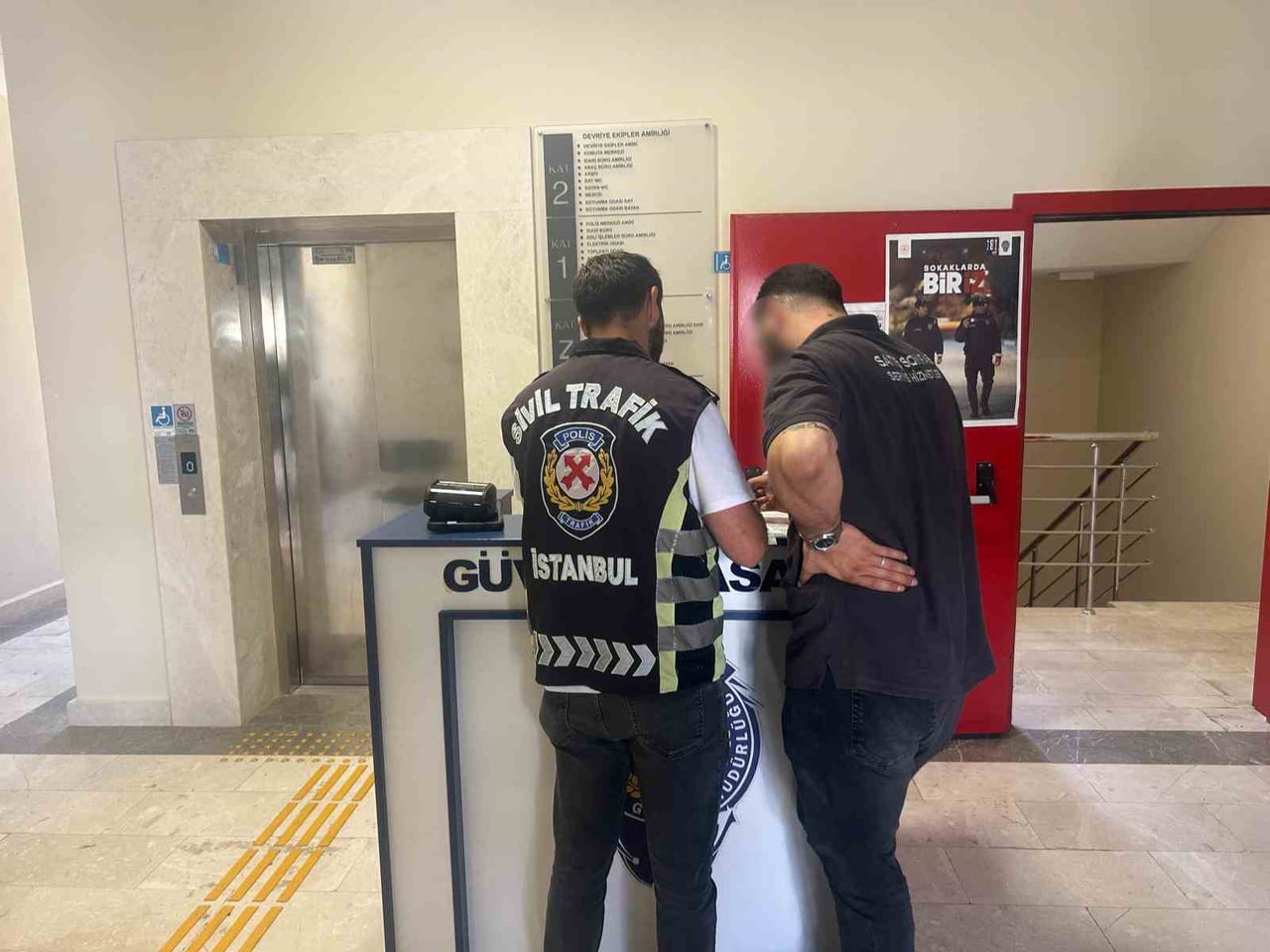 ATAŞEHİR'DE TRAFİKTE MAKAS ATARAK O ANLARI SOSYAL MEDYADA PAYLAŞILAN SÜRÜCÜ, TRAFİK DENETLEME ŞUBE...