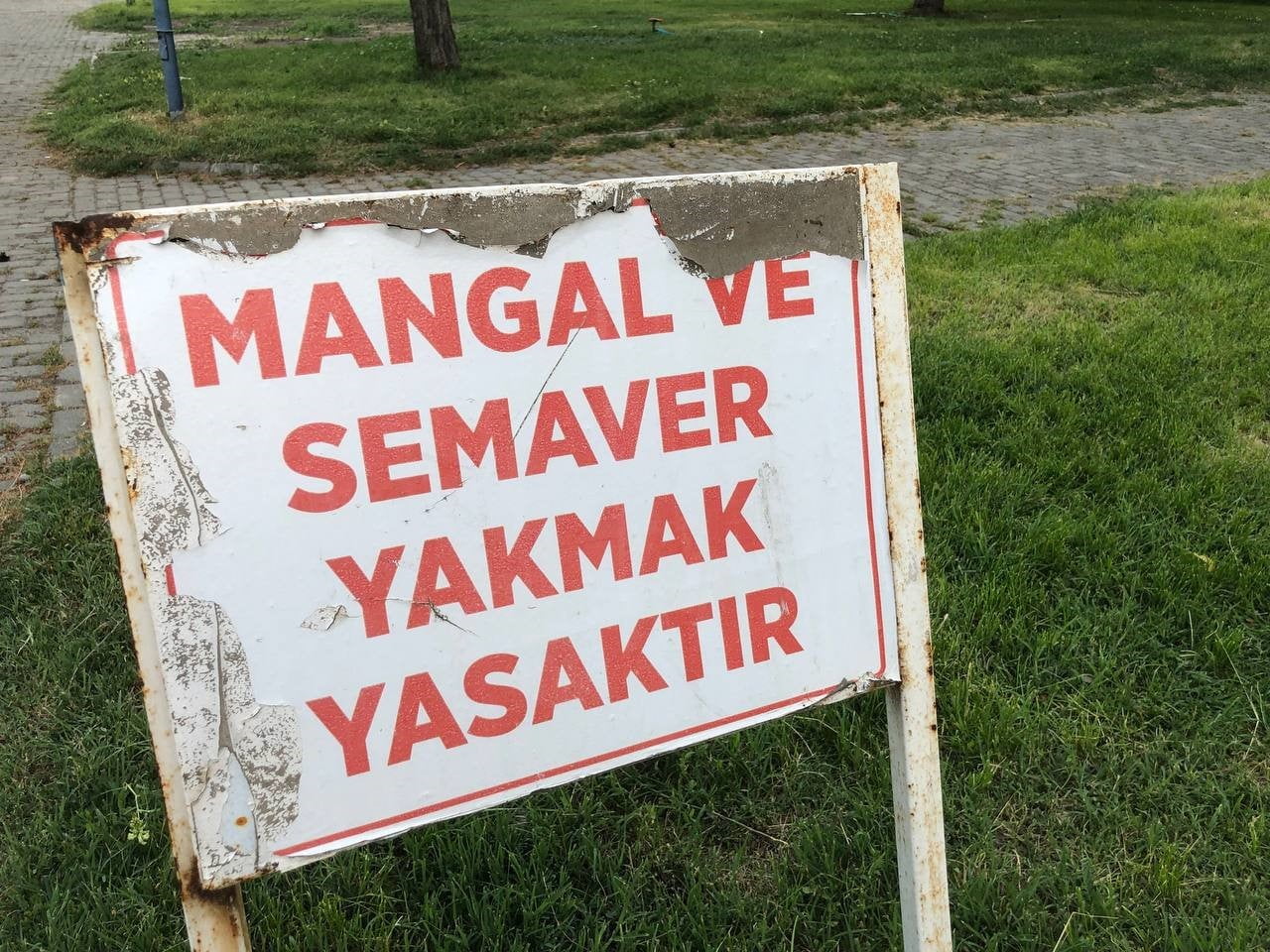 ATATÜRK PARKI'NDA MANGAL YASAĞI DELİNİYOR, VATANDAŞ TEPKİLİ