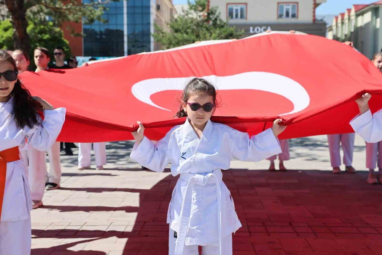 ATATÜRK’ÜN ERZİNCAN’A GELİŞİNİN 107. YILI TÖRENLE KUTLANDI