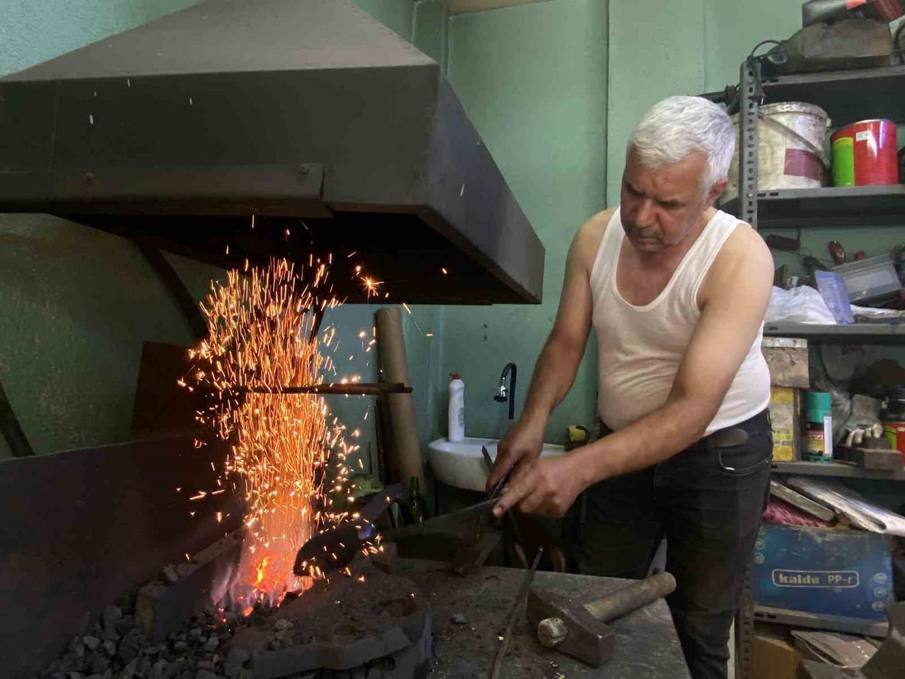 ATÖLYE İÇİ SICAKLIĞININ 60 DERECEYE YAKLAŞTIĞI ORTAMDA MEŞHUR SİVAS DÖVME BIÇAĞININ ÜRETİMİNİ...