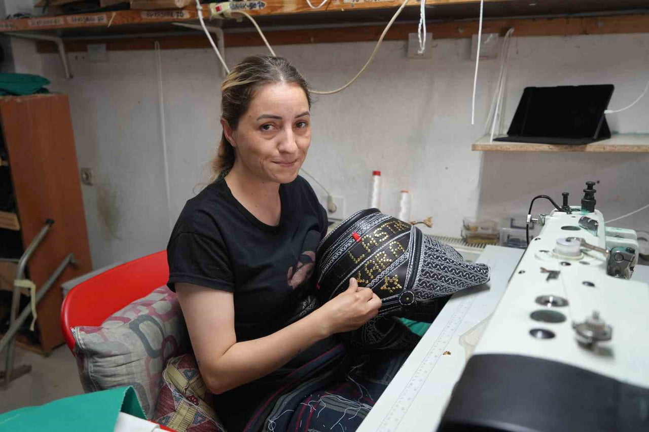 ATÖLYEDE ÇALIŞAN KÜBRA YILMAZ (32)