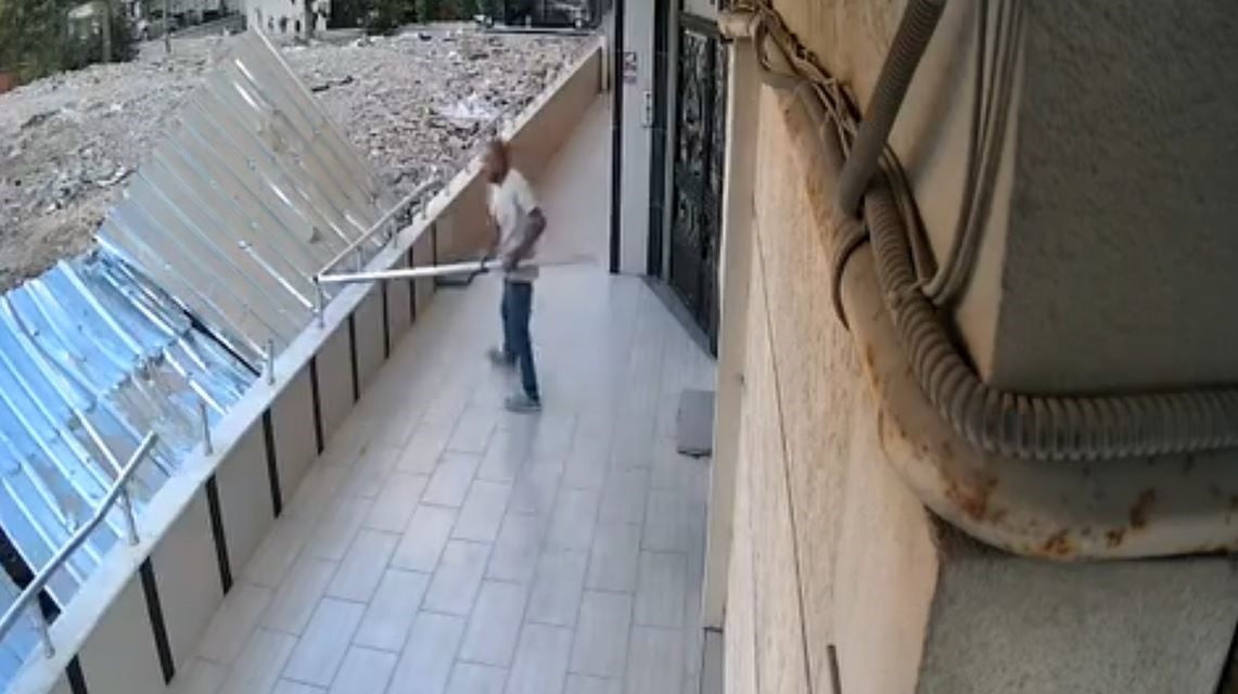 AVCILAR'DA BAHÇE DUVARININ TIRABZANLARINI ÇALAN HIRSIZ GÜVENLİK KAMERASINA YANSIDI.