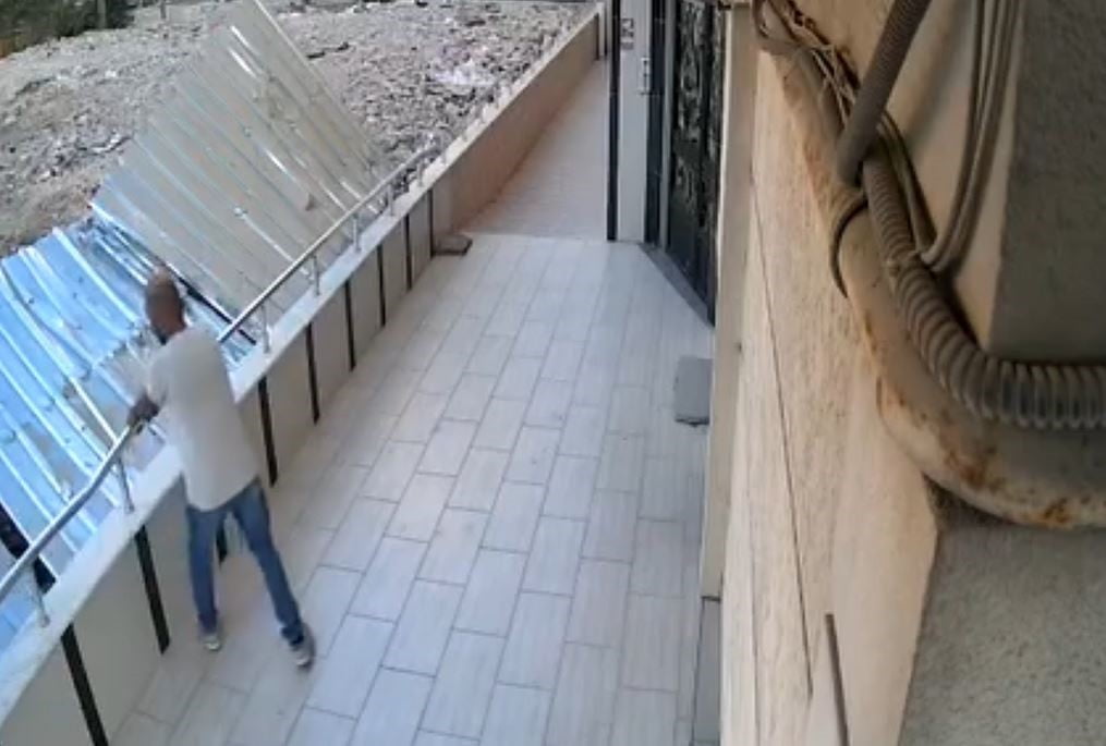 AVCILAR'DA BAHÇE DUVARININ TIRABZANLARINI ÇALAN HIRSIZ GÜVENLİK KAMERASINA YANSIDI.