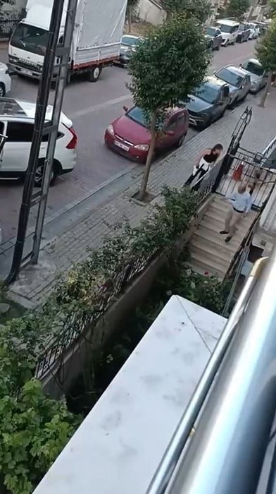 AVCILAR'DA BİR KADIN SÜRÜCÜ İLE APARTMANIN ÖNÜNE DUBA KOYAN BİR ŞAHIS ARASINDA PARK YERİ...