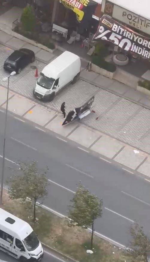 AVCILAR'DA FIRTINA NEDENİYLE  UÇAN REKLAM PANOSU BİR VATANDAŞIN ÜZERİNE DÜŞTÜ. O ANLAR ÇEVREDEKİ...