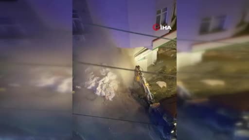 Avcılar'da İSKİ'nin kazısı sırasında su borusu delindi