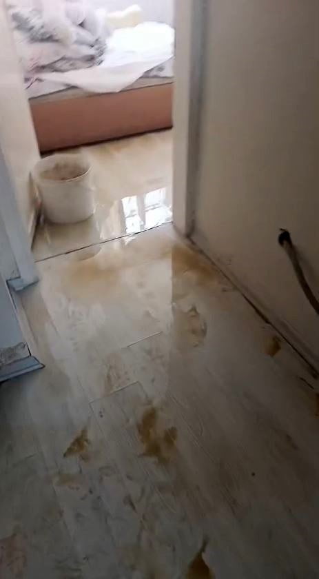 AVCILAR'DA İSKİ'YE AİT TEMİZ SU BORUSUNUN PATLAMASI NEDENİYLE BİR APARTMANIN GİRİŞ KAT DAİRESİNİ...