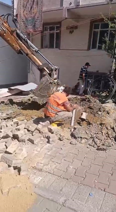 AVCILAR'DA İSKİ'YE AİT TEMİZ SU BORUSUNUN PATLAMASI NEDENİYLE BİR APARTMANIN GİRİŞ KAT DAİRESİNİ...
