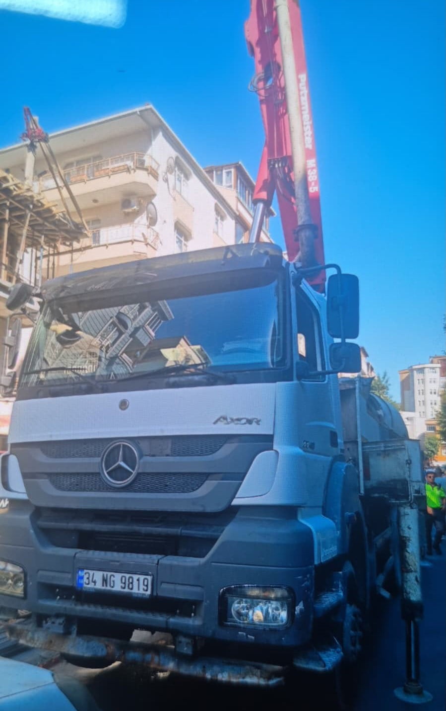 AVCILAR'DA KENTSEL DÖNÜŞÜM NEDENİYLE YIKIM VE İNŞAAT YAPAN FİRMALARA İZİNSİZ SOKAK KAPATTIĞI...
